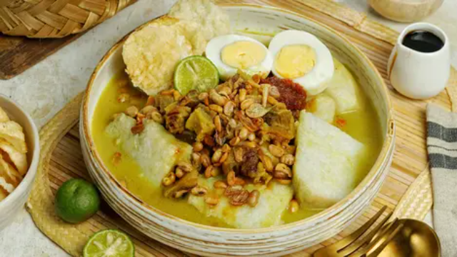 Lontong Kari: Sajian Nusantara Berbumbu Kaya yang Menggugah Selera